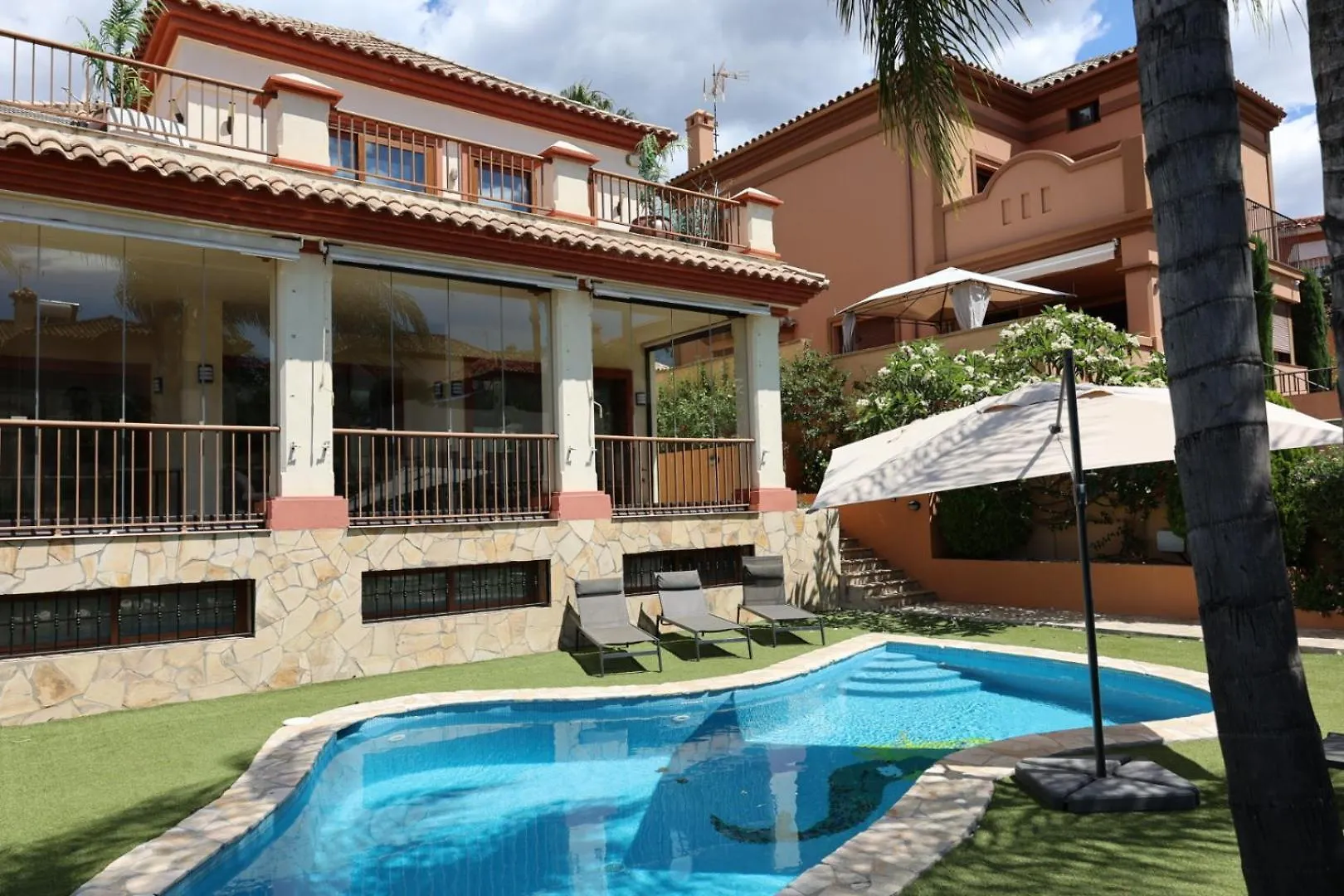Precioso Chalet - Piscina- Garaje Privado- Jardin Marbella