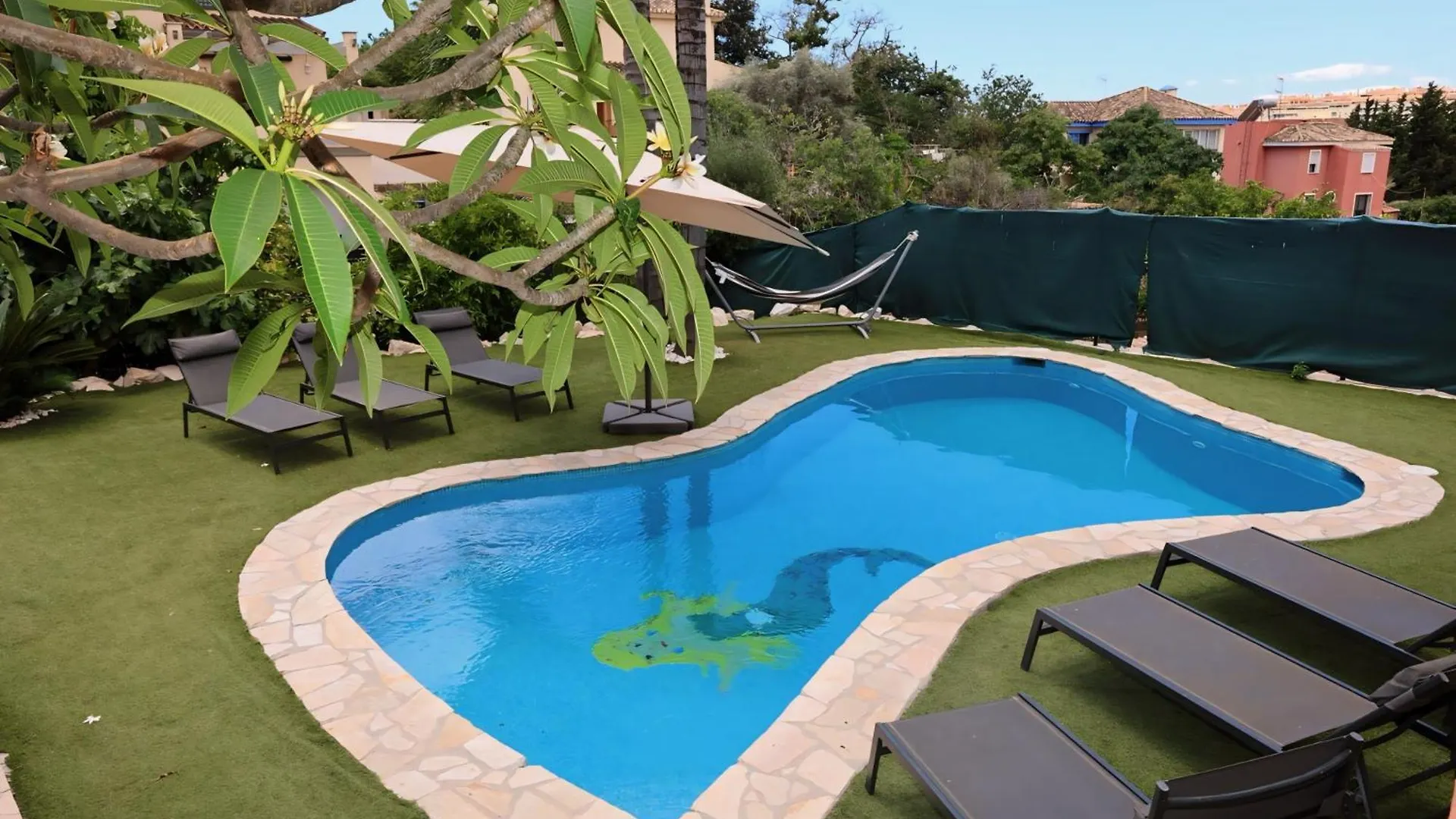 Precioso Chalet - Piscina- Garaje Privado- Jardin Marbella Spain
