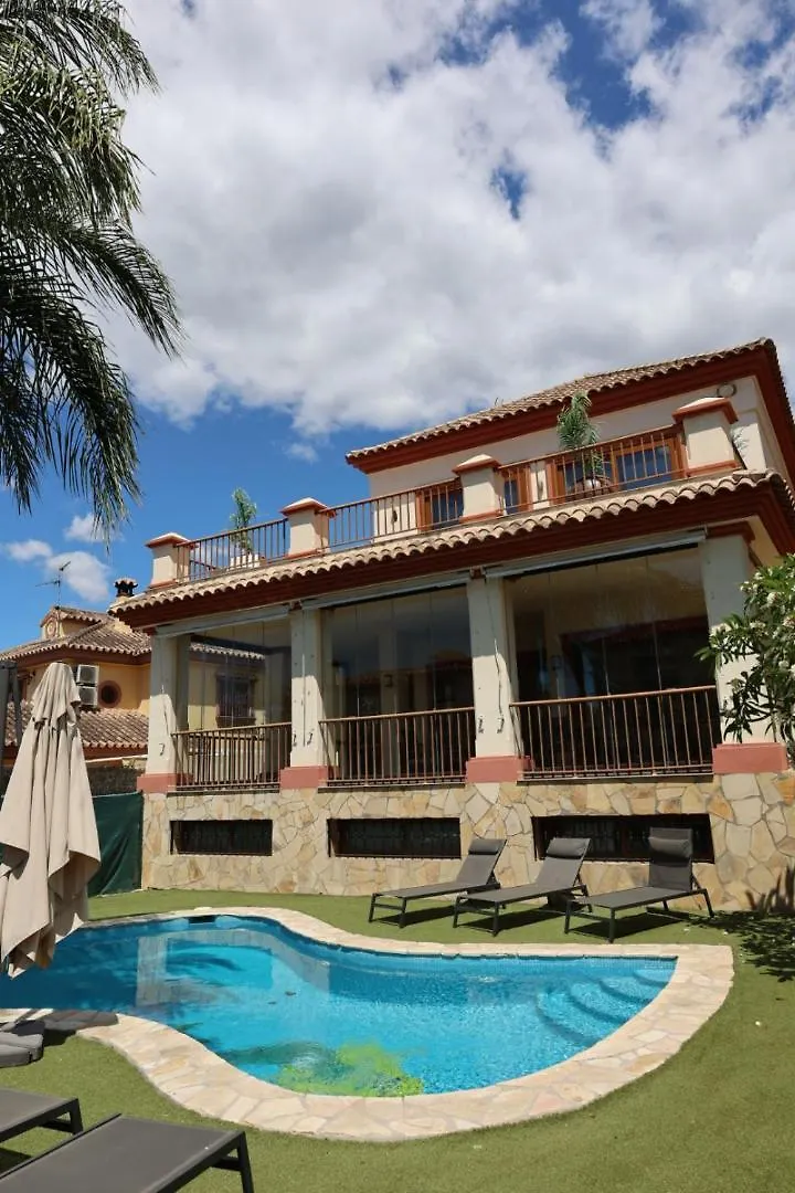 Precioso Chalet - Piscina- Garaje Privado- Jardin Marbella
