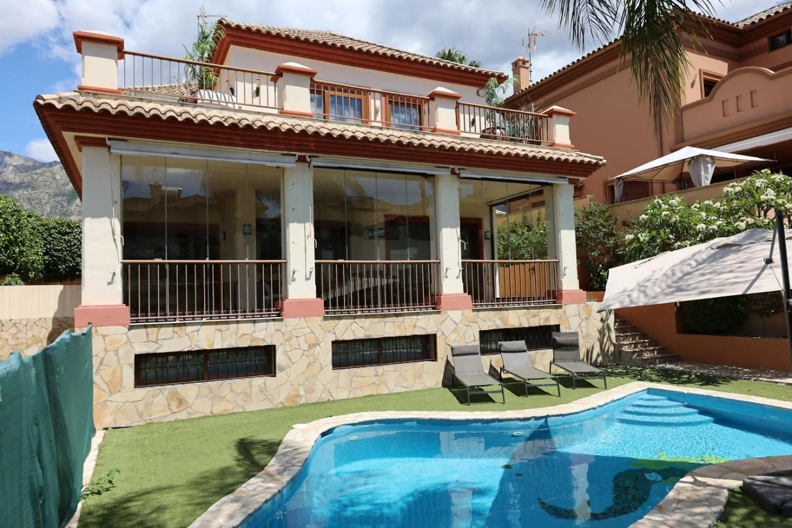 Precioso Chalet - Piscina- Garaje Privado- Jardin Marbella