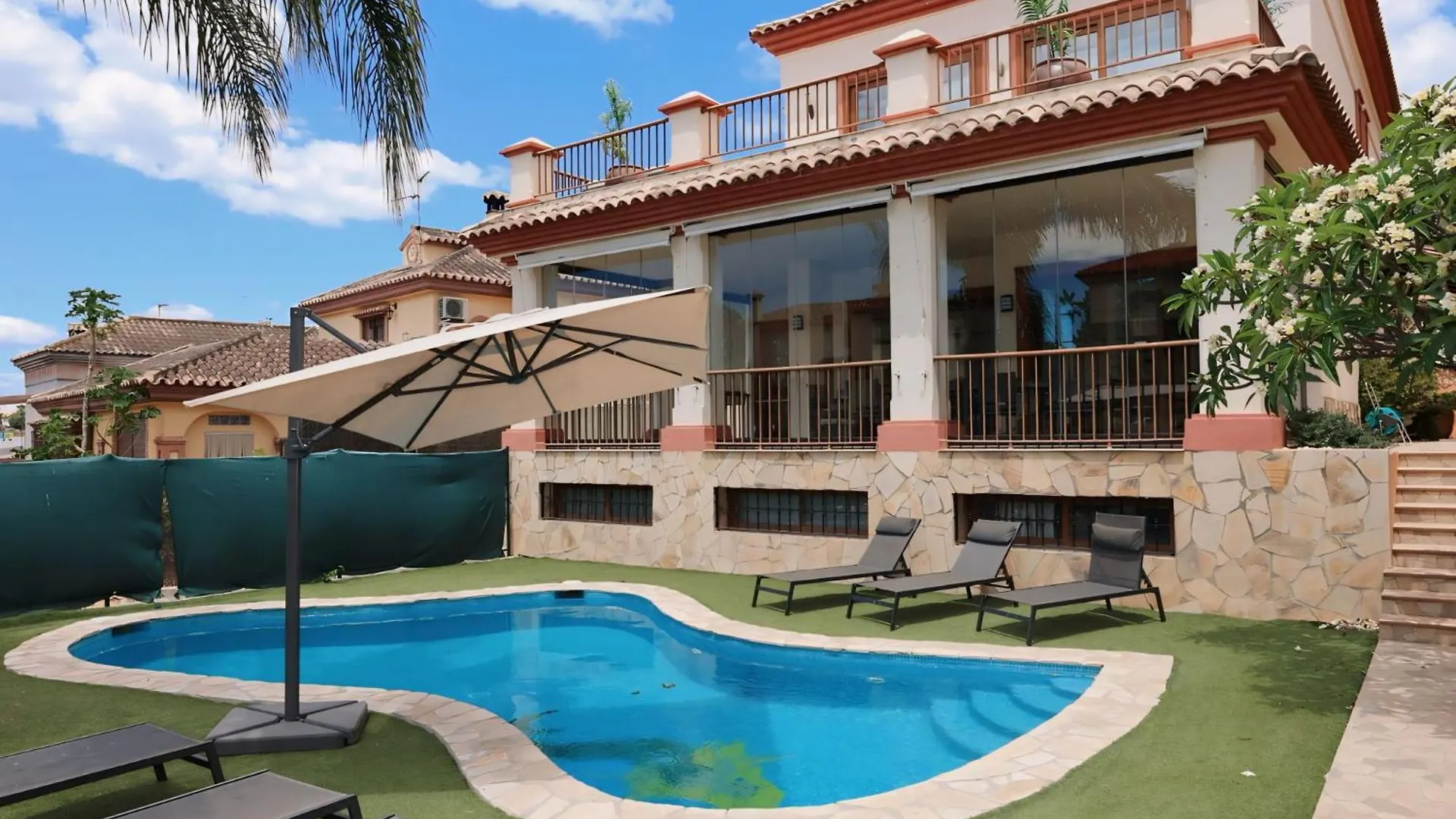 Precioso Chalet - Piscina- Garaje Privado- Jardin Marbella