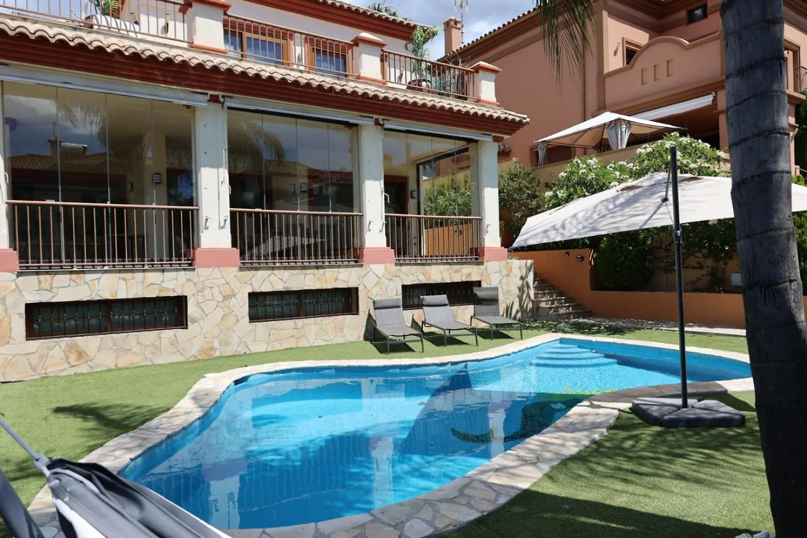 Precioso Chalet - Piscina- Garaje Privado- Jardin Marbella 0*,