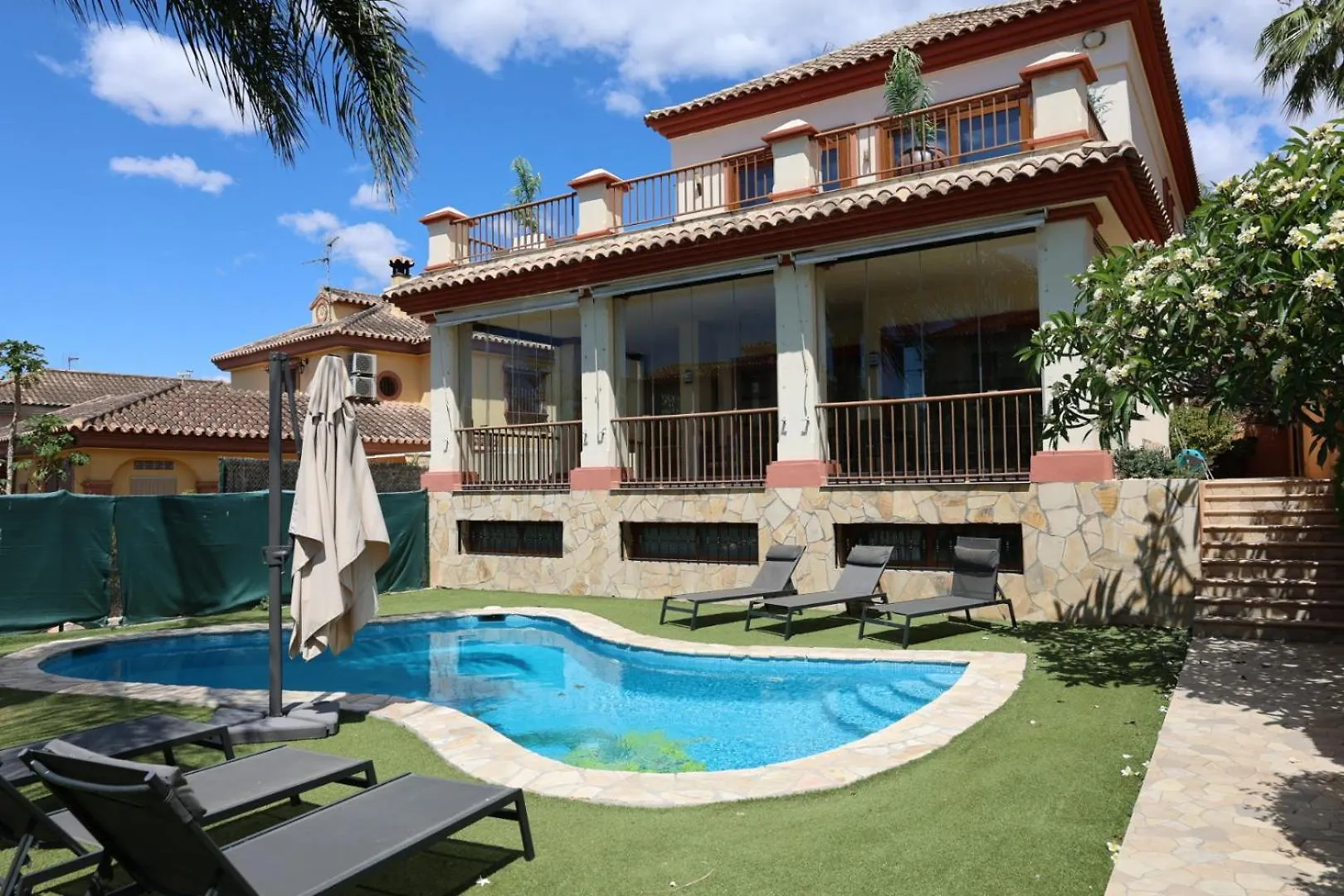 Precioso Chalet - Piscina- Garaje Privado- Jardin Marbella 0*,