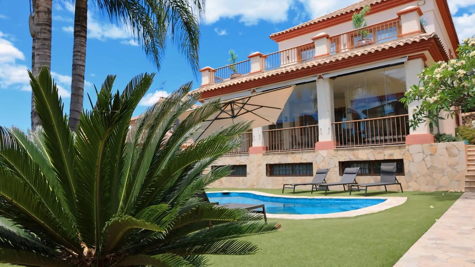 Precioso Chalet - Piscina- Garaje Privado- Jardin Marbella Spain