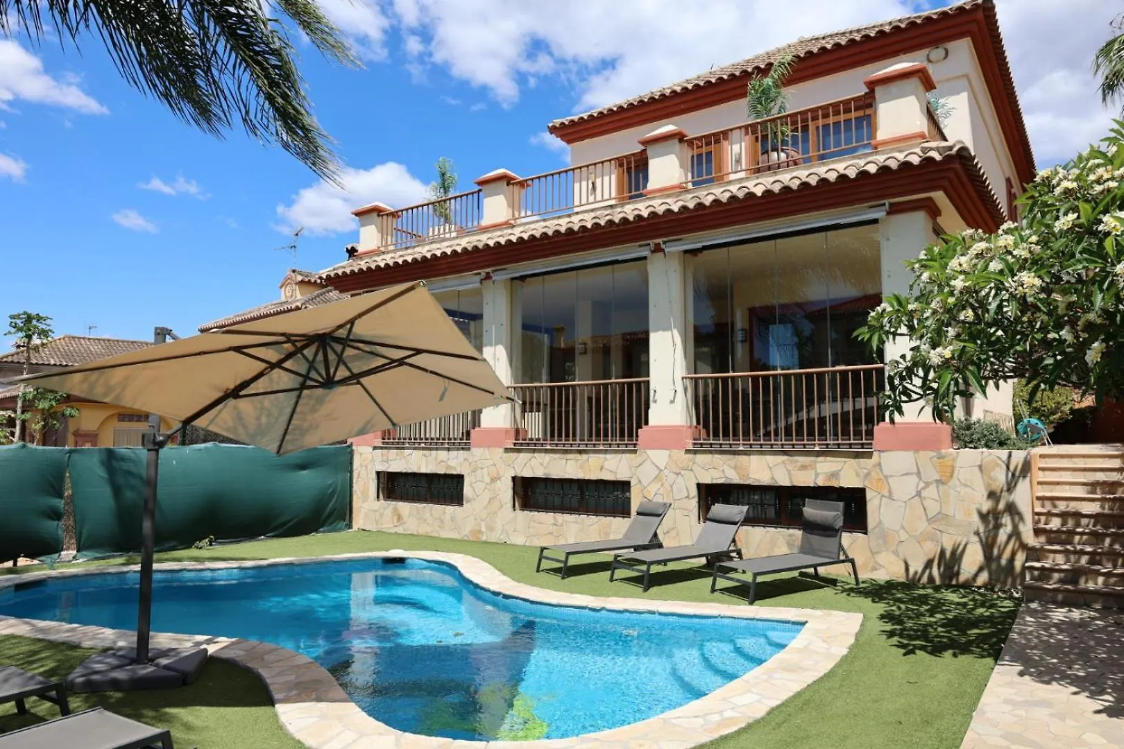 Precioso Chalet - Piscina- Garaje Privado- Jardin Marbella